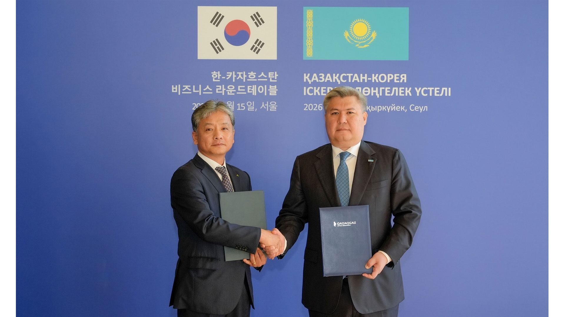 『카라차가낙 가스처리시설』 사업이행합의서 서명식에 참석한 현대엔지니어링 주우정 대표이사(좌)와 카작가스 알리벡 자마우오프(Alibek Zhamauov) 회장(우)이 기념 촬영을 하고 있다.