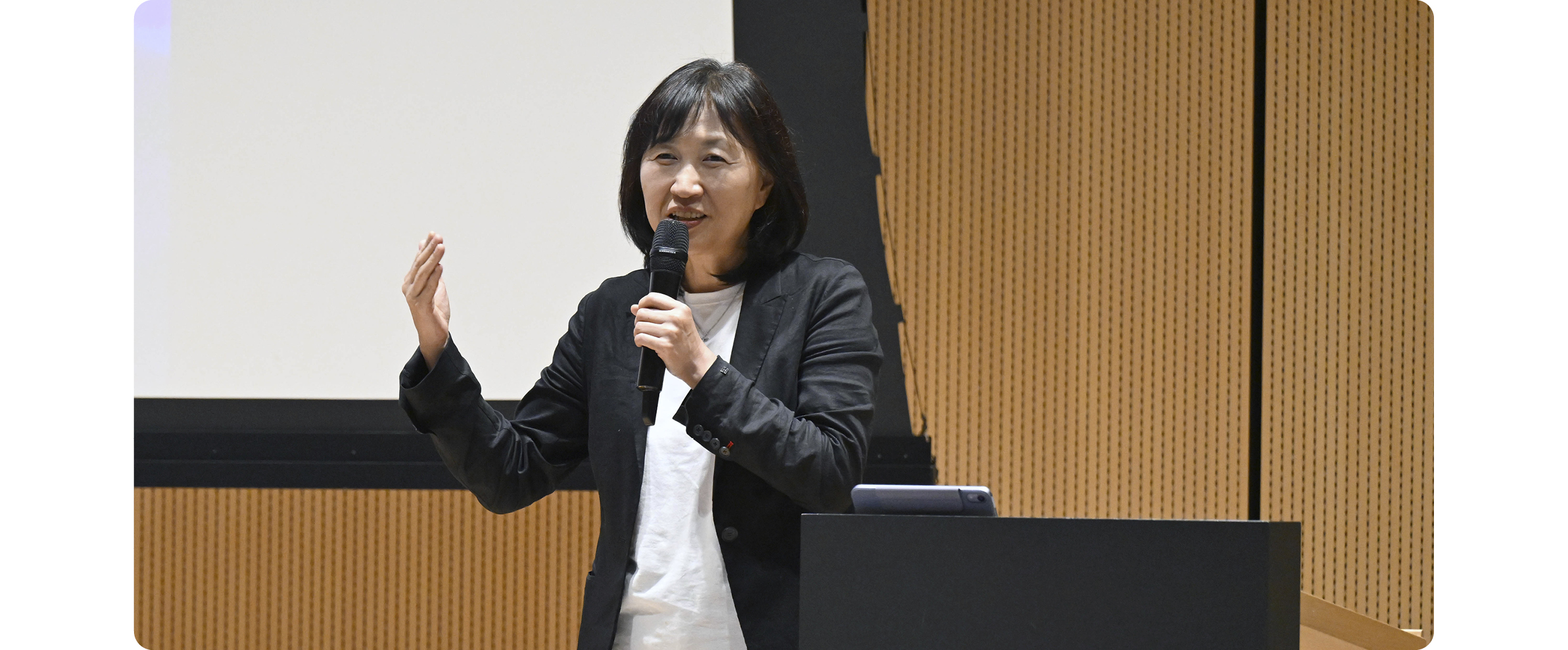 현대차그룹 진은숙 사장이 스피치를 하고 있다