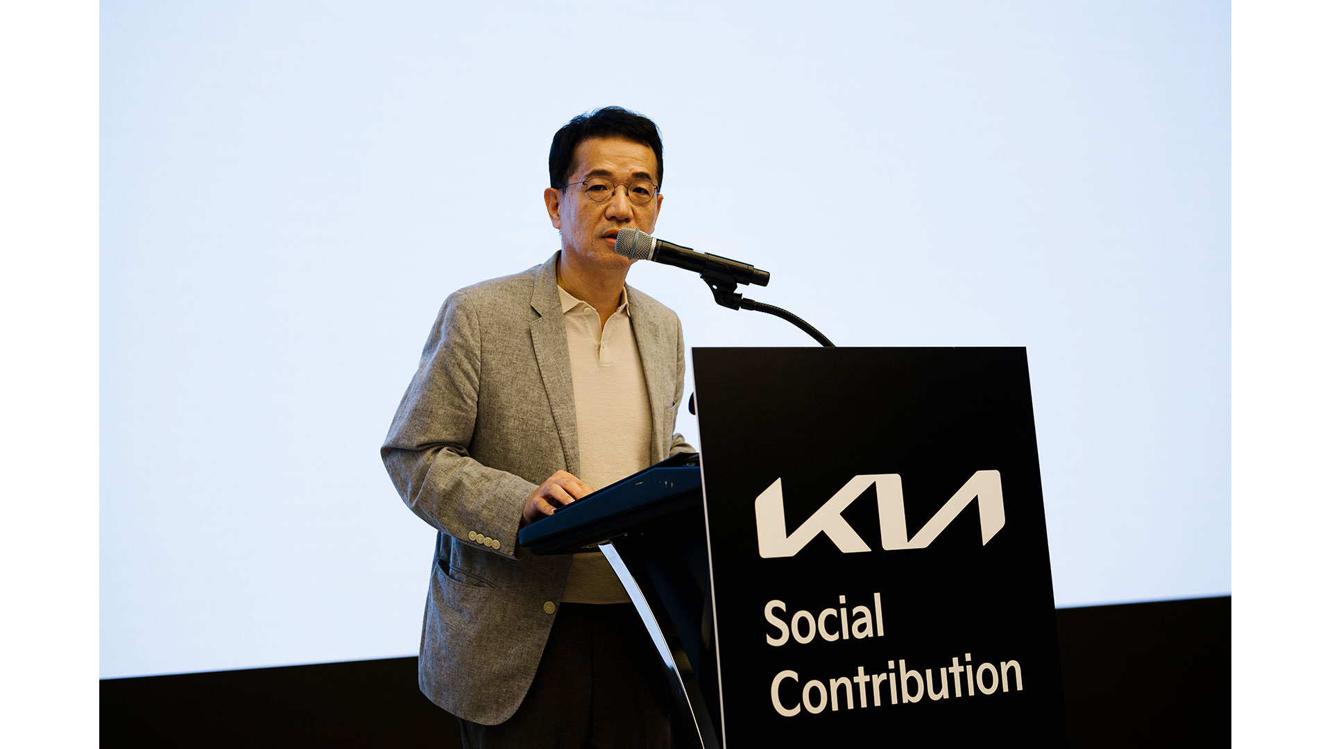 기아 지속가능경영실장 이덕현 상무가 축사를 하는 모습