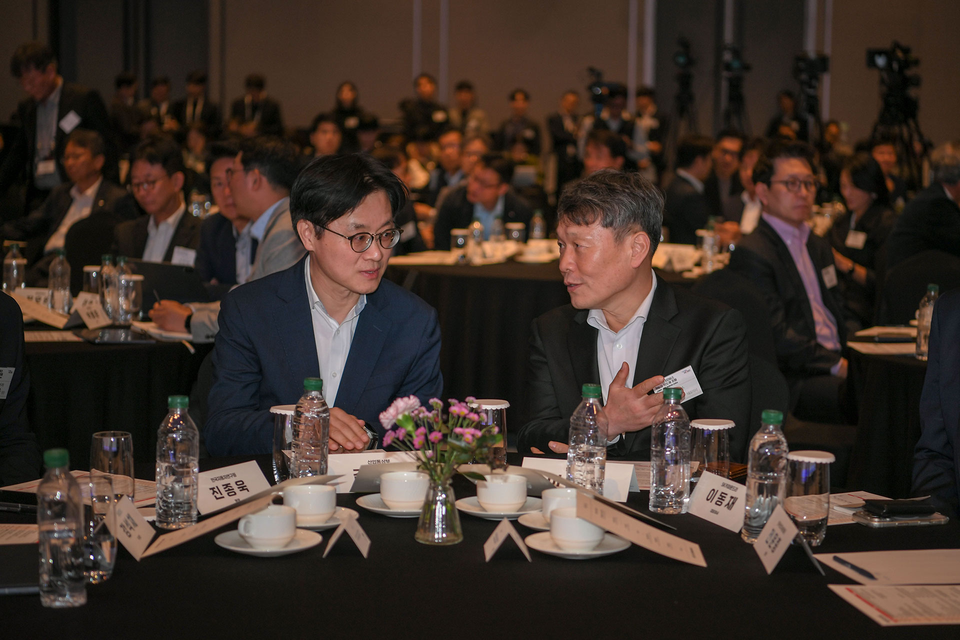 현대모비스 이규석 사장과 산업통상부 김정관 장관이 ASK 포럼 행사장에서 환담하고 있다.