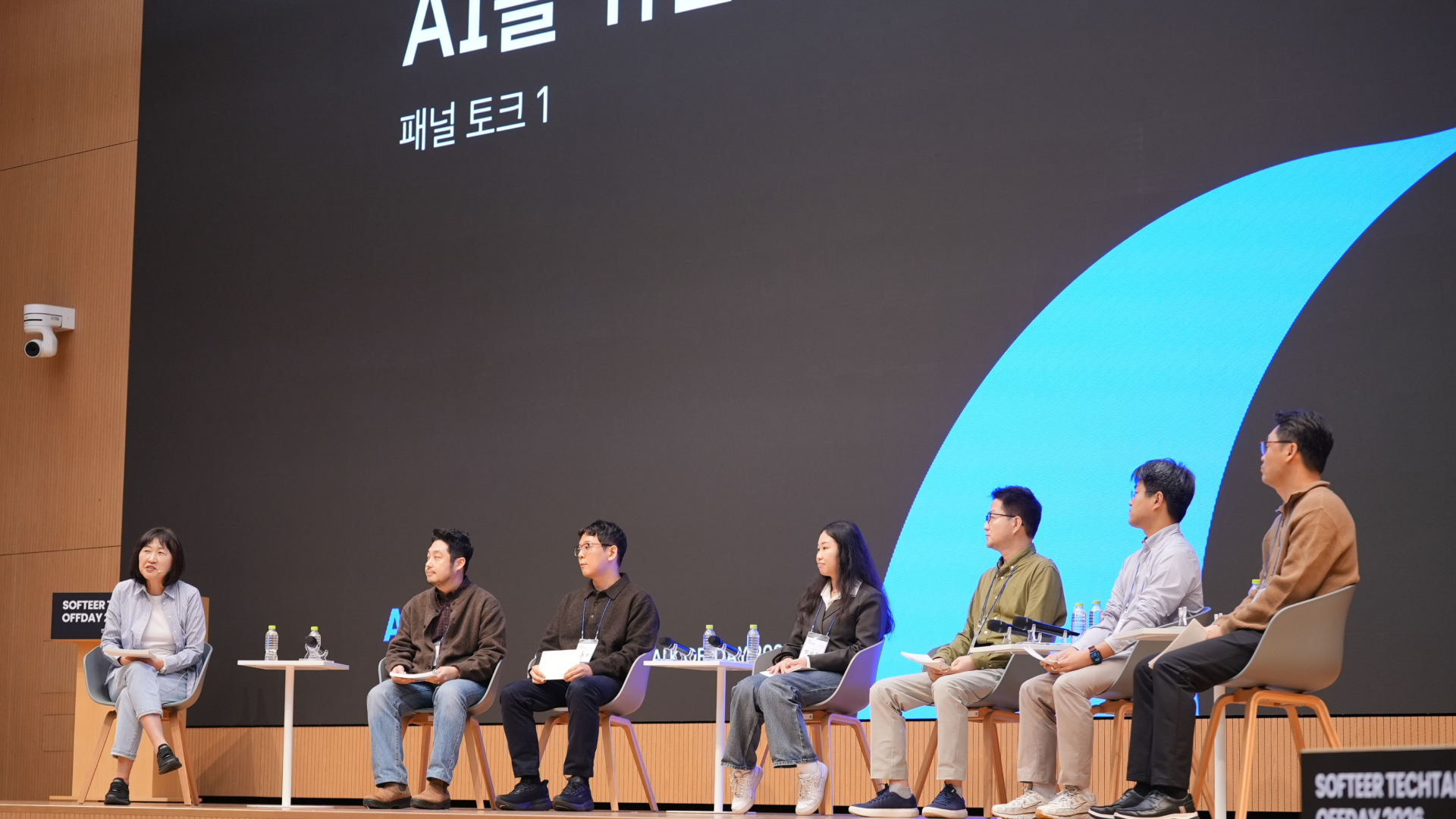 현대차그룹 ‘소프티어 테크톡 오프데이 2026’에서 진은숙 사장(왼쪽 첫 번째)과 IT·AI 분야 임원 및 실무자들이 대담 세션을 진행하는 모습
